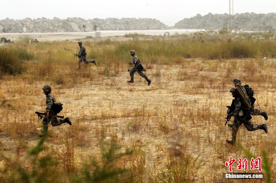 “联合-2014B”渡海登陆联合实兵演习打响