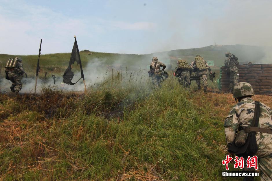 “联合-2014B”渡海登陆联合实兵演习打响