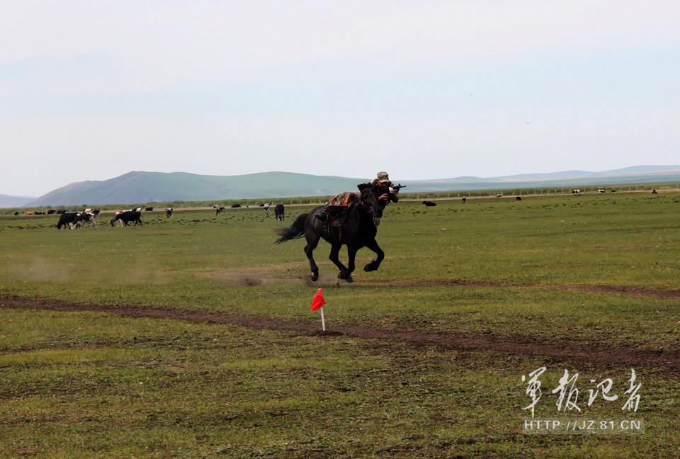 高清:内蒙古边防骑兵持枪策马飞驰间射击【2】