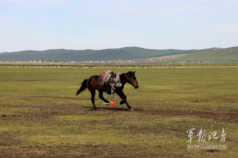 高清:内蒙古边防骑兵持枪策马飞驰间射击【4】