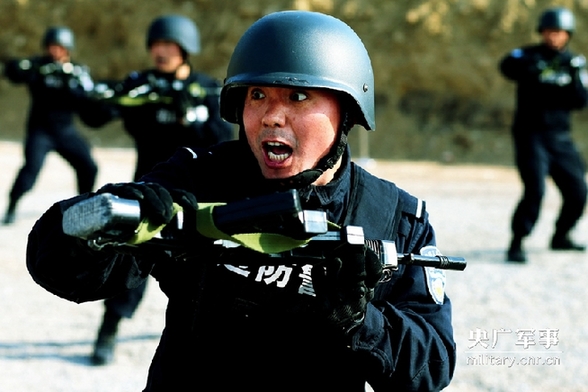 中国精悍维和防暴警枪法不错 弹着点异常密集