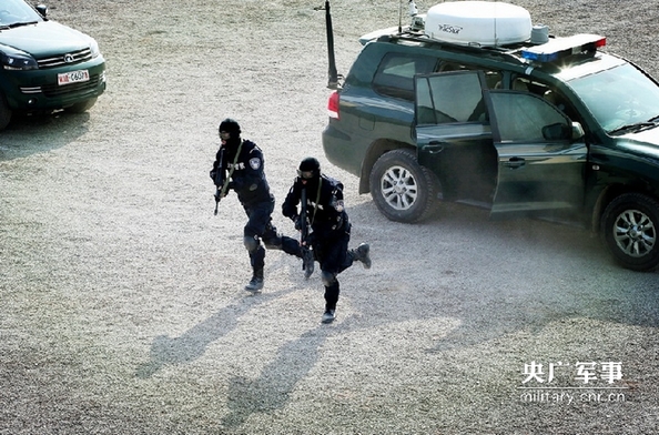 中国精悍维和防暴警枪法不错 弹着点异常密集