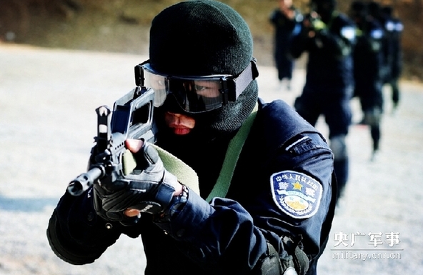 中国精悍维和防暴警枪法不错 弹着点异常密集