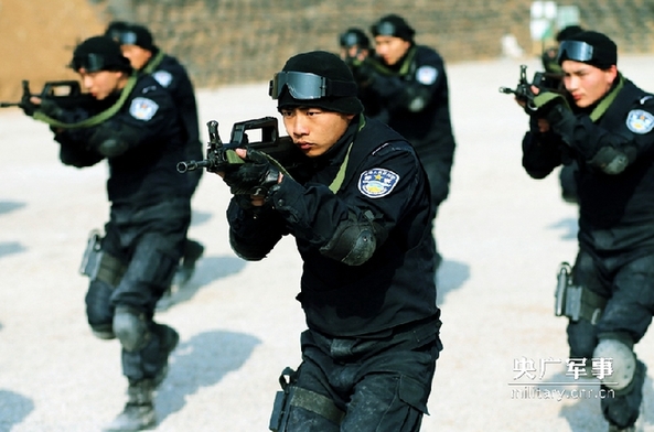 中国精悍维和防暴警枪法不错 弹着点异常密集