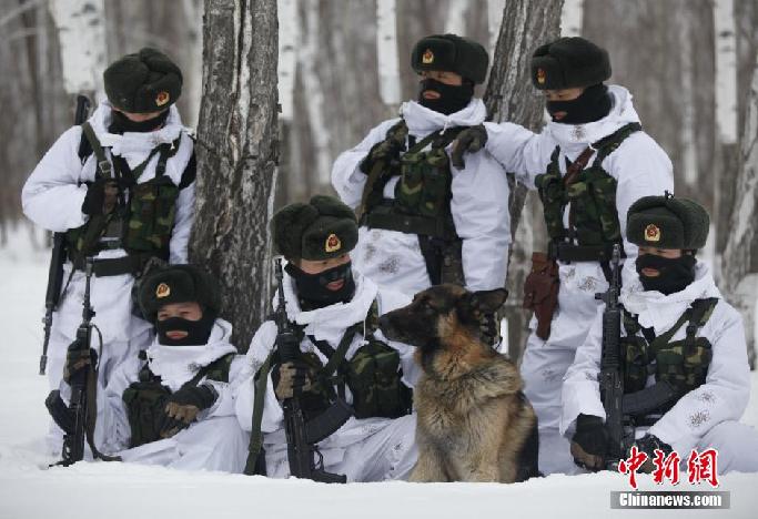 边防战士没膝积雪中巡逻