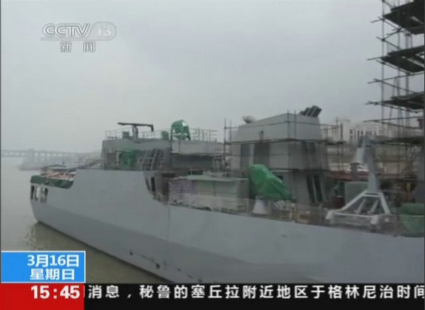 央视视频截图：中国出口型隐身战舰近距离实拍。